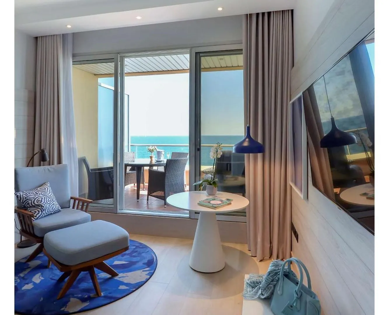 Radisson Blu Hotel Nice 4*,  France