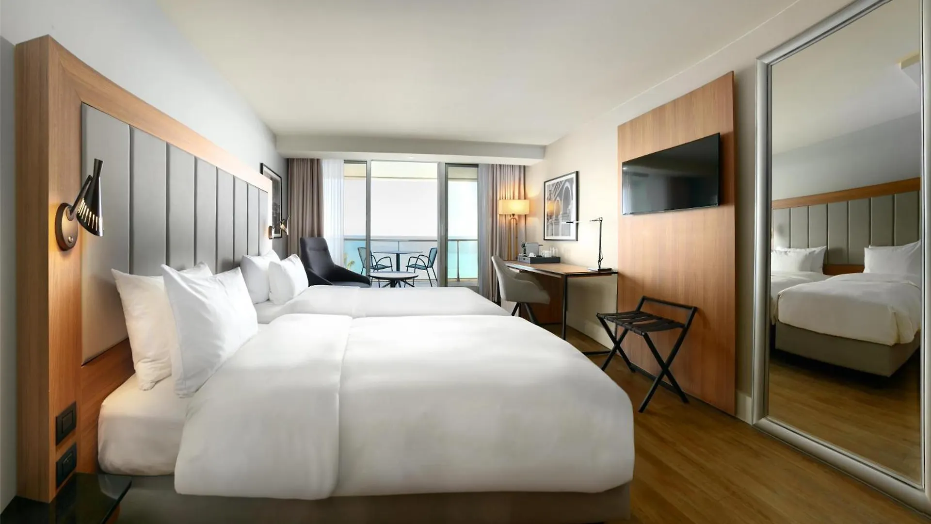 Radisson Blu Hotel Nicea 4*,